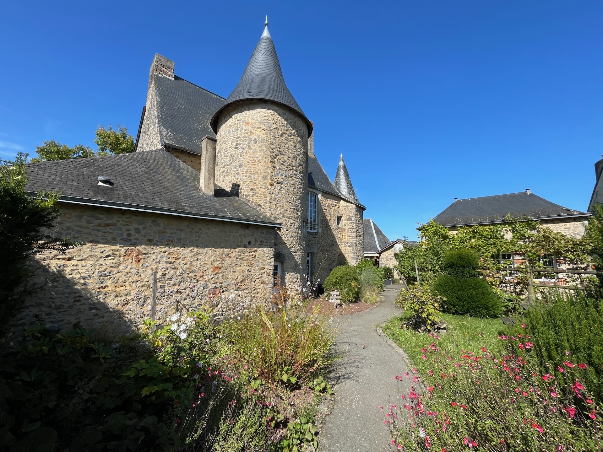 Manoir de la Grand’Cour in Soulgé-sur-Ouette, façade and garden